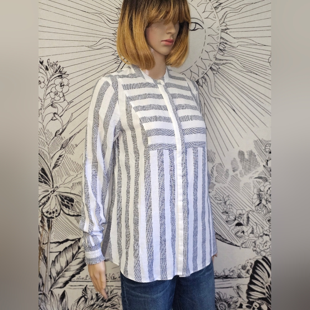 Like New 100% Cotton XS Crown & Ivy Striped Women's Top - White and Blue